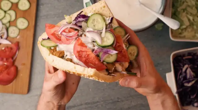 Ile kalorii ma kebab w bułce? Zaskakujące różnice w kaloryczności