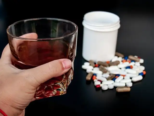 Czy ibuprom można mieszać z alkoholem? Poznaj ryzyka i skutki uboczne