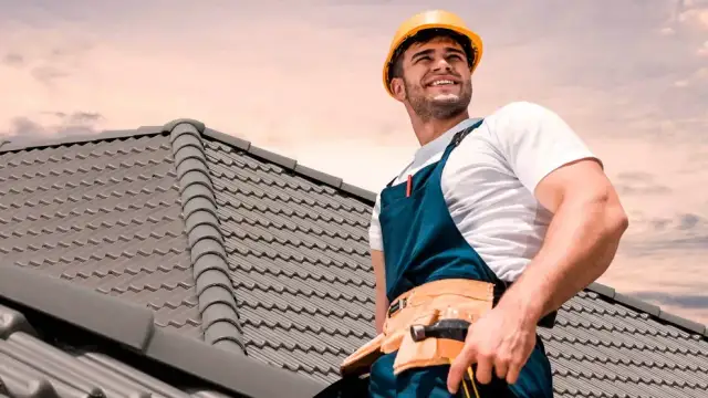 Ile kosztuje dekarz? Stawki godzinowe i za m² 2024