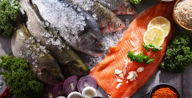 Jak przyprawić rybę, by wydobyć jej naturalny smak i aromat?