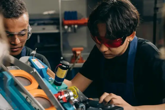 Jakie wykształcenie po technikum bez matury? Odkryj swoje możliwości