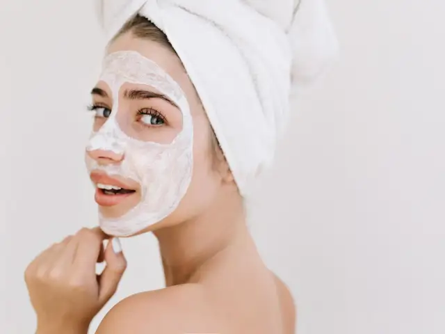 Fettige Gesichtshaut: Hausmittel & Tipps für ein mattes Hautbild