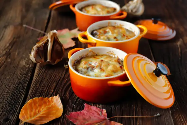 Jakie przyprawy do zupy cebulowej, aby wydobyć jej pełny smak?