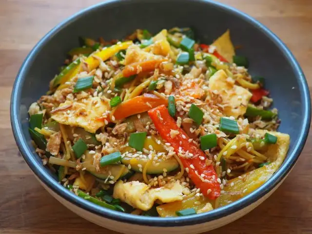 Makaron ryżowy z czym? Odkryj najlepsze składniki i przepisy