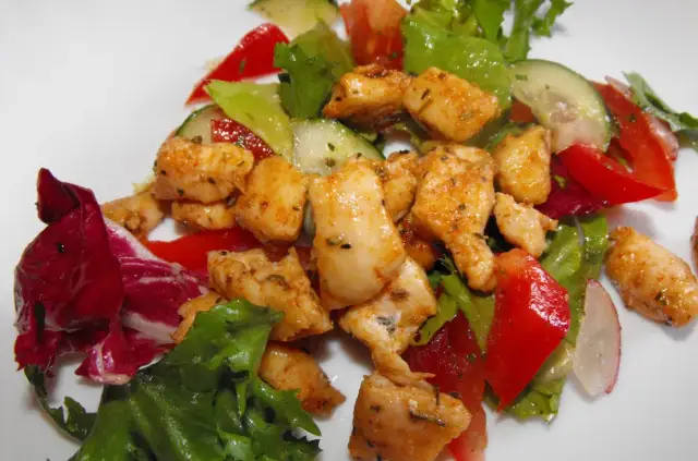 Jaki sos do sałatki z kurczakiem? Odkryj idealne przepisy!