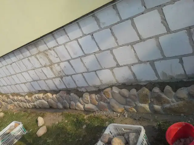 Klejenie kamienia betonowego: Uniknij błędów, zrób to raz a dobrze!