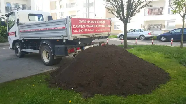 Ile kosztuje wywrotka ziemi pod trawnik? Sprawdź ceny i porady