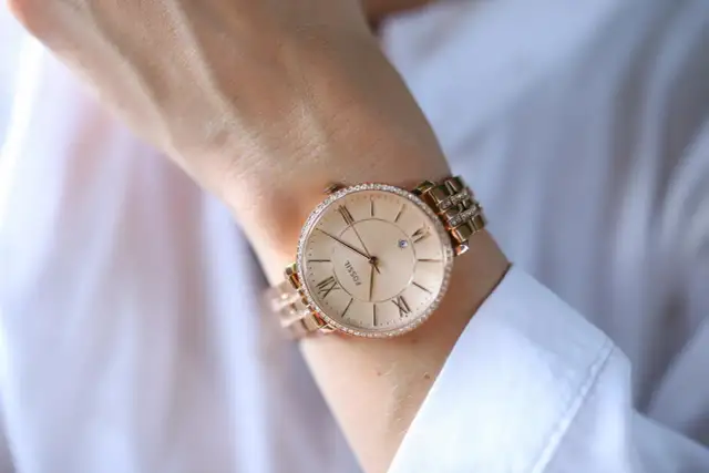 Fossil zegarek damski złoty – modele, które zachwycą każdą kobietę