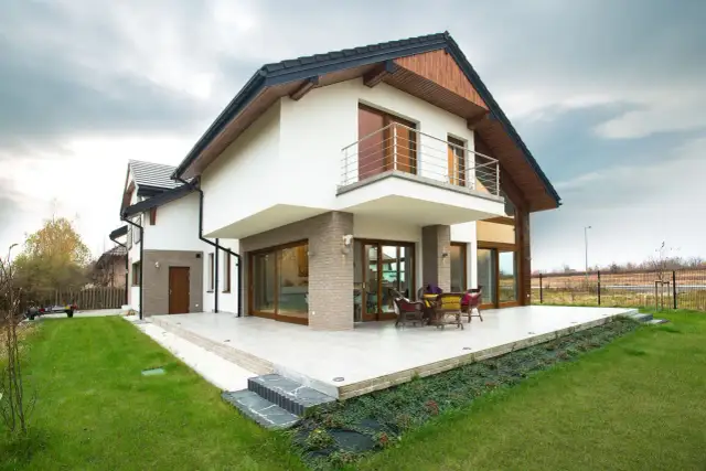 100m² elewacji: Ile farby kupić? Realne zużycie (17-35L)