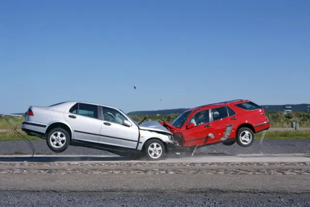Zderzenie czołowe - Co naprawdę chroni i jak przygotować auto?