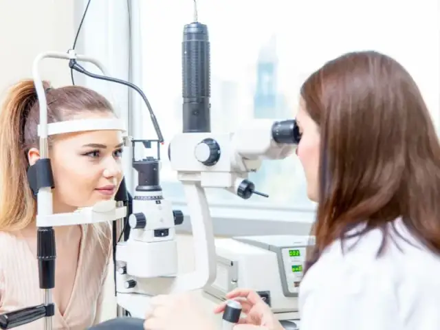 Badanie wzroku: okulista czy optometrysta - co wybrać dla zdrowia oczu?