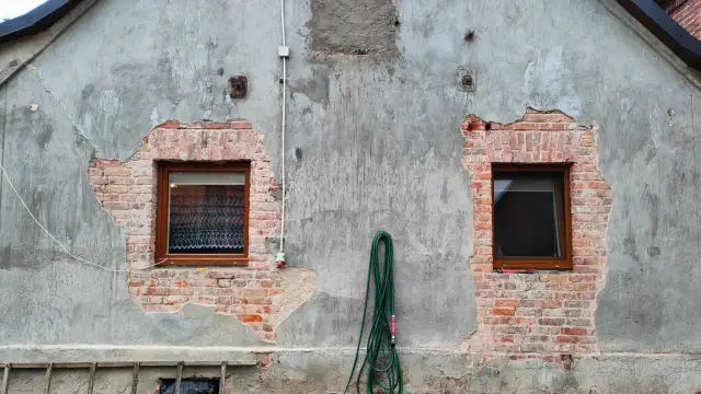 Jaki tynk na starą cegłę? Odkryj najlepsze rozwiązania dla renowacji