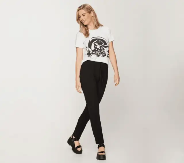 Czarne spodnie z wysokim stanem stylizacje, które zachwycą każdego