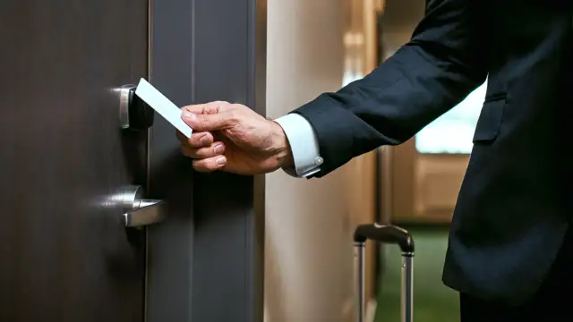 Czy wychodząc z hotelu zostawia się klucz? Poznaj zasady i unikaj kosztów