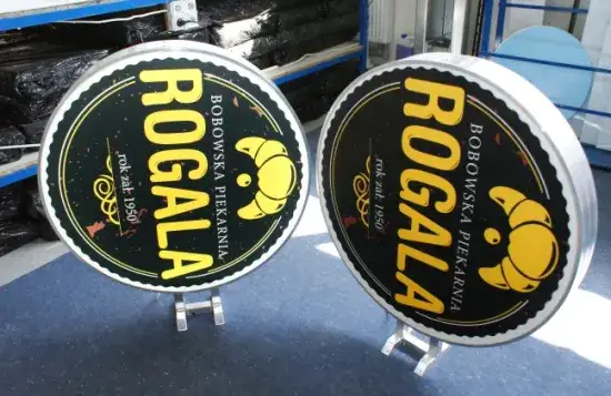 Jak druk na folii translucentnej może odmienić twoje reklamy?