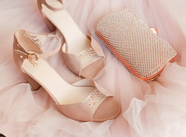 Buty do sukni boho: Kowbojki, sandały, trampki? Przetańcz całą noc!