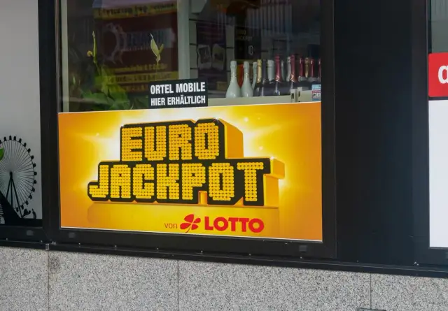 Reklama Eurojackpot z żółtym napisem i logo Lotto.