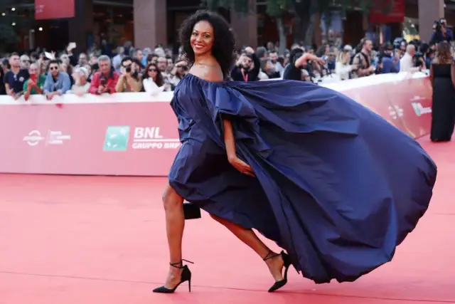 Jakie buty do grafitowej sukienki - idealne wybory na każdą okazję