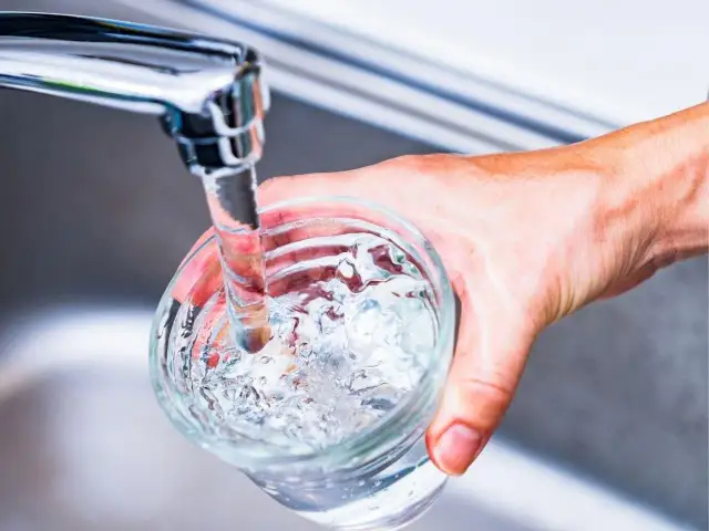 Woda z kranu czy z butelki – co jest zdrowsze i tańsze dla Ciebie?