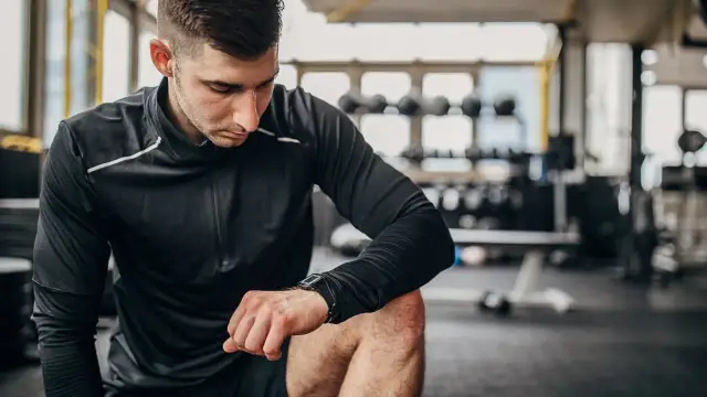 Ile trwa trening na siłowni? Odkryj swój idealny czas!