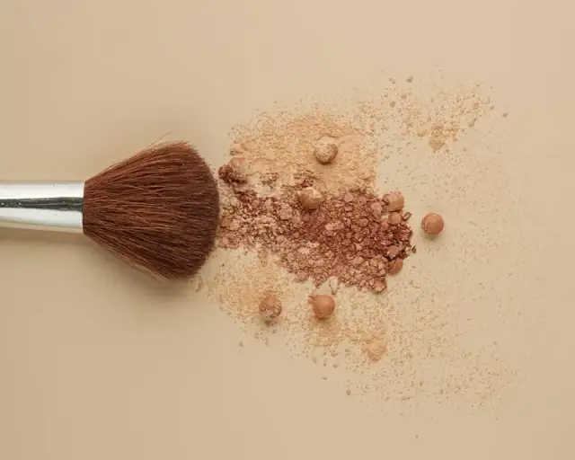 Make-up-Flecken entfernen: Meine besten Tricks für jeden Stoff