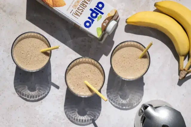 Czy kawa z mlekiem roślinnym jest zdrowa? Odkryj ukryte zagrożenia