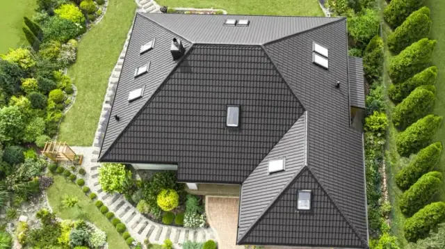 Dach naczółkowy: poznaj jego zalety, wady i zastosowanie w architekturze