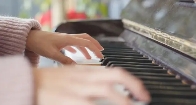 Ile zajmuje nauka gry na pianinie? Odkryj czas potrzebny na postępy