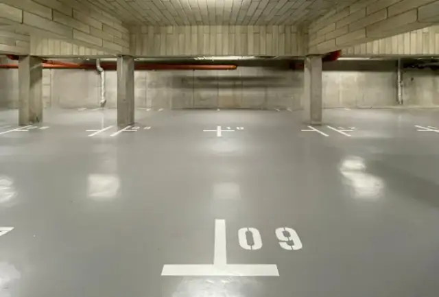 Jaki cement na posadkę w garażu? klucz do trwałej i funkcjonalnej podłogi