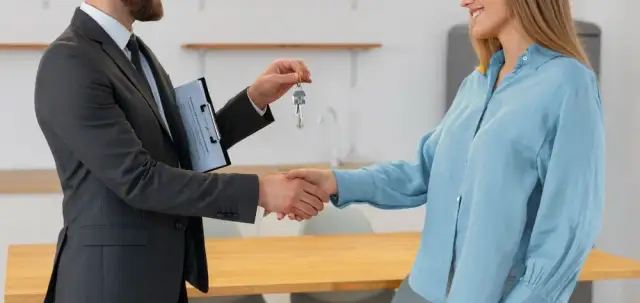 Jak bezpiecznie wynająć mieszkanie firmie i uniknąć problemów?