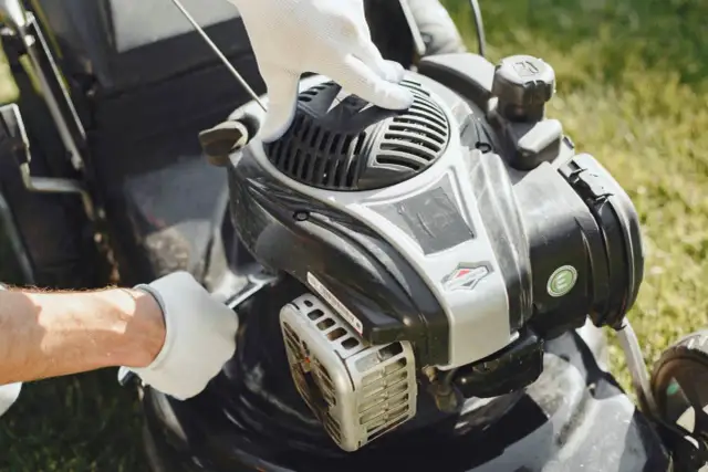 Jak wyczyścić filtr powietrza w kosiarce i uniknąć kosztownych napraw