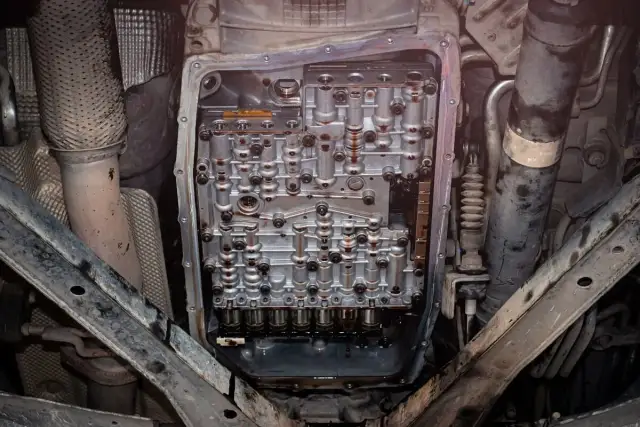 Koszty wymiany oleju w automacie: Ile zapłacisz i jak nie przepłacić?