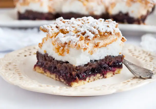 Przepis na ciasto pleśniak z powidłami śliwkowymi – prosty i pyszny deser w domu