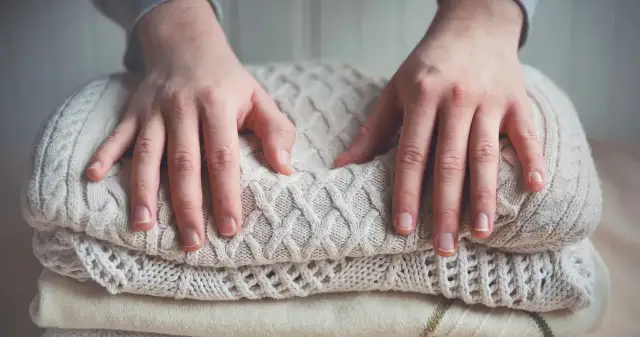 Jak prać wełnę, by uniknąć skurczenia i zniszczenia ubrań