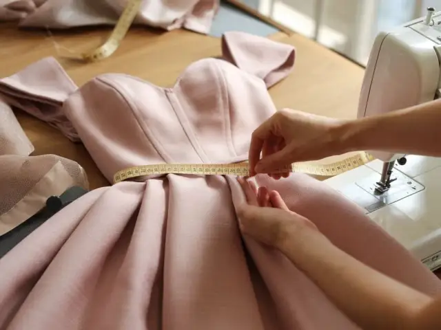 Ile kosztuje skrócenie sukni ślubnej? Od 150 zł do 800+ zł!