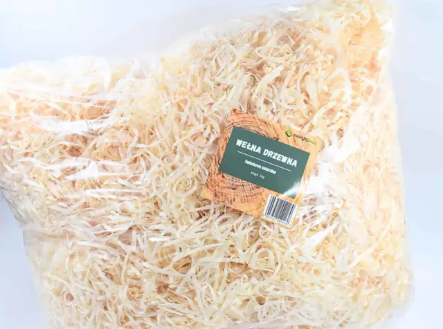 Duża torba z jasną, dekoracyjną wełną drzewną. Idealna do pakowania prezentów lub jako wypełnienie. Gdzie kupić wełnę drzewną?