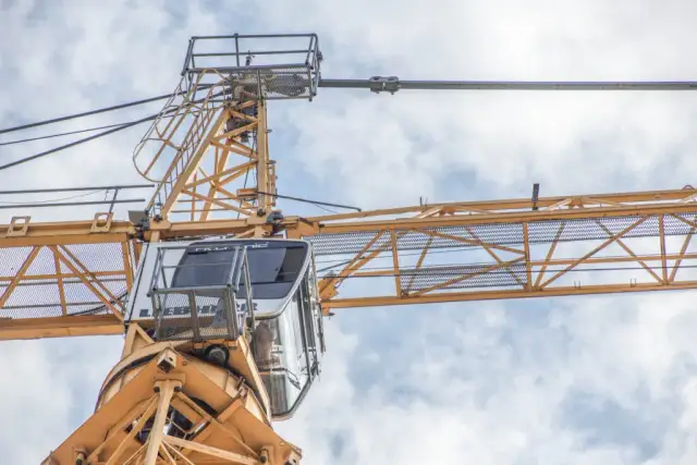 Jak działa dźwig? Zrozumienie mechanizmów i typów dźwigów w budownictwie