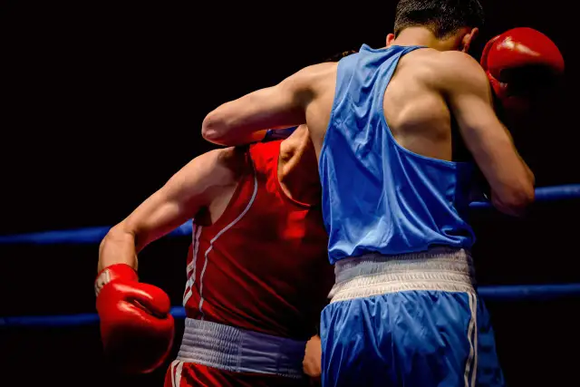 Czym się różni MMA od boksu? Kluczowe różnice, które musisz znać