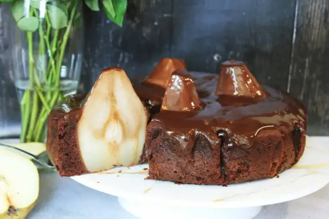 Szybkie ciasto czekoladowe z gruszkami - łatwy przepis na deser