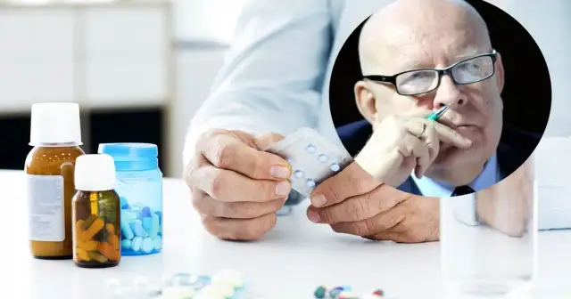 Dłoń trzymająca blister z tabletkami, obok butelki z lekami i portret mężczyzny w okularach.