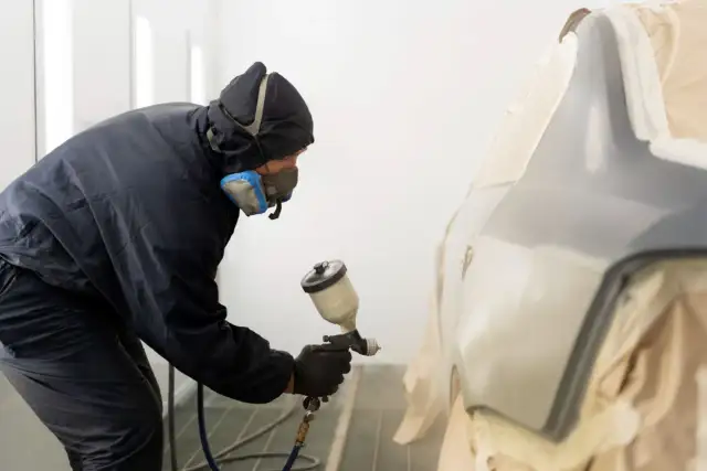 Jakie ciśnienie do lakierowania samochodu, aby uniknąć błędów?