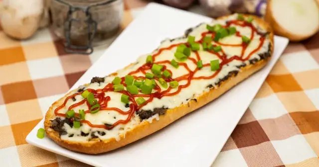 Domowa zapiekanka z pieczarkami: Przepis na kultowy smak PRL