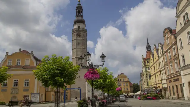 Rynek w Bolesławcu, gdzie leży to piękne miasto, z ratuszem i kolorowymi kamienicami.