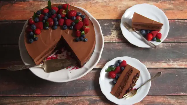 Jak zrobić tort czekoladowy – prosty przepis na pyszny deser