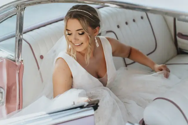 Jaką biżuterię do sukni ecru wybrać, by zachwycić na każdej imprezie?