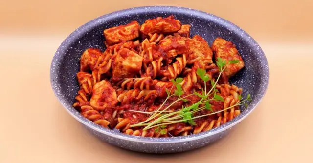 Jaki sos do makaronu z kurczakiem? Odkryj najlepsze przepisy i smaki