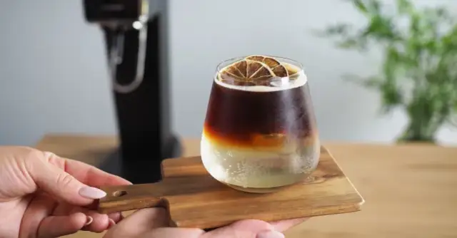 Jak zrobić domowe napoje gazowane? Saturator, syropy, oszczędność!