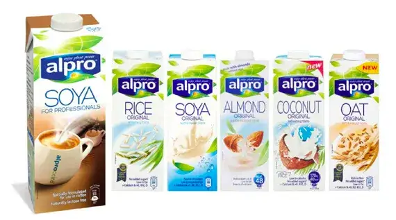 Jakie mleko wegańskie do kawy wybrać, aby poprawić smak?