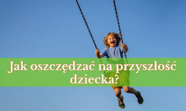Radosny chłopiec na huśtawce. Jak oszczędzać na przyszłość dziecka?