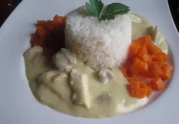 Idealny sos do potrawki z kurczaka: przepis krok po kroku